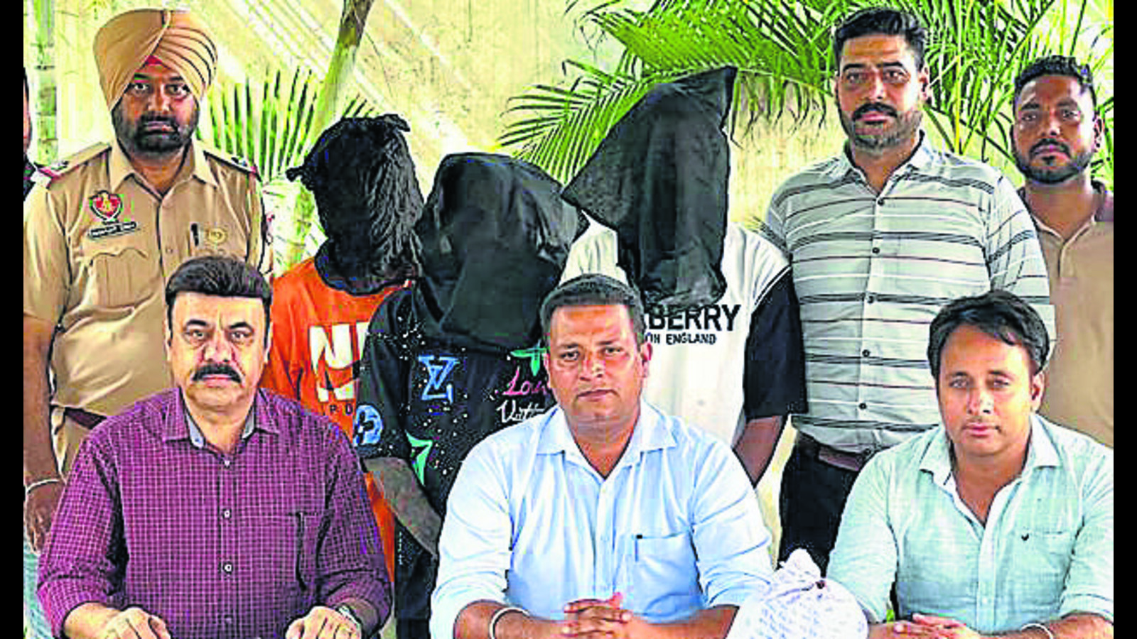 Ludhiana: Three peddlers held with 1 kg heroin, drug money - Hindustan ...