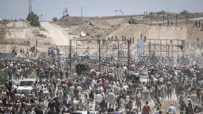 Palestinians at a distribution center for humanitarian aid in the Netzarim Corridor, central Gaza Strip, on Thursday, May 29, 2025. (Bloomberg) Palestinians at a distribution center for humanitarian aid in the Netzarim Corridor, central Gaza Strip, on Thursday, May 29, 2025. (Bloomberg)