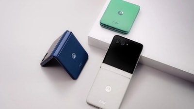 Under the hood, the Razr 60 runs on the MediaTek Dimensity 7400X chipset, paired with 8GB RAM and 256GB UFS storage. (Motorola)