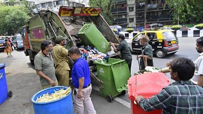 Mumbai, India - May 16, 2025: BMC`s garbage truck collecting garbage from designated area at Prabhadevi in Mumbai, India, on Friday, May 16, 2025. (Photo by Anshuman Poyrekar/ Hindustan Times) (Hindustan Times) Mumbai, India - May 16, 2025: BMC`s garbage truck collecting garbage from designated area at Prabhadevi in Mumbai, India, on Friday, May 16, 2025. (Photo by Anshuman Poyrekar/ Hindustan Times) (Hindustan Times)