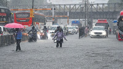 Mumbai, India. May 26, 2025: Mumbai City witnessed heavy rain and waterlogging at Gandhi Market in the Sion area of Mumbai on Monday, The India Meteorological Department (IMD) issued a red alert to Mumbai and neighbouring Thane and Palghar districts.Mumbai, India. May 26, 2025. (Photo by Raju Shinde/ Hindustan Times) (Hindustan Times) Mumbai, India. May 26, 2025: Mumbai City witnessed heavy rain and waterlogging at Gandhi Market in the Sion area of Mumbai on Monday, The India Meteorological Department (IMD) issued a red alert to Mumbai and neighbouring Thane and Palghar districts.Mumbai, India. May 26, 2025. (Photo by Raju Shinde/ Hindustan Times) (Hindustan Times)