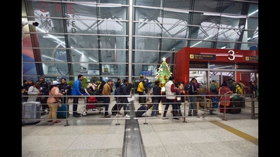 New Delhi, India - Dec. 30, 2019: Passengers queue to enter the airport after several flights were delayed due to dense fog, at Terminal 3, IGI Airport, in New Delhi, India, on Monday, December 30, 2019. (Photo by Sanjeev Verma / Hindustan Times) (Sanjeev Verma/HT PHOTO) New Delhi, India - Dec. 30, 2019: Passengers queue to enter the airport after several flights were delayed due to dense fog, at Terminal 3, IGI Airport, in New Delhi, India, on Monday, December 30, 2019. (Photo by Sanjeev Verma / Hindustan Times) (Sanjeev Verma/HT PHOTO)