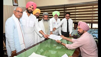 PPCC chief Raja Warring along with former Chief Minister Charanjit Singh Channi and other congress leaders accompanied Bharat Bhushan Ashu filing nomination in Ludhiana on Thursday. (Gurpreet Singh/HT) PPCC chief Raja Warring along with former Chief Minister Charanjit Singh Channi and other congress leaders accompanied Bharat Bhushan Ashu filing nomination in Ludhiana on Thursday. (Gurpreet Singh/HT)