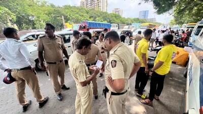 Responders from the disaster management cell, Naupada police and the traffic department reached the spot swiftly and sent the body to the Thane District Government Hospital for legal and medical formalities (HT Photo) Responders from the disaster management cell, Naupada police and the traffic department reached the spot swiftly and sent the body to the Thane District Government Hospital for legal and medical formalities (HT Photo)