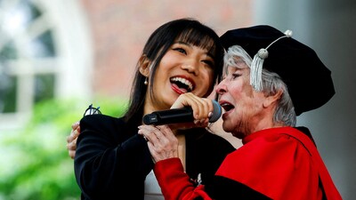 Carolyn Hao and Rita Moreno perform during the 374th Commencement exercises at Harvard University in Cambridge, Massachusetts, U.S., May 29, 2025. REUTERS/Brian Snyder     TPX IMAGES OF THE DAY (REUTERS)
