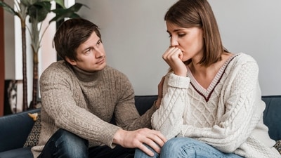 Even when everything in the relationship is smooth sailing, people with anxious attachment style look for signs that something may be wrong or that they might get left behind. (Freepik) Even when everything in the relationship is smooth sailing, people with anxious attachment style look for signs that something may be wrong or that they might get left behind. (Freepik)