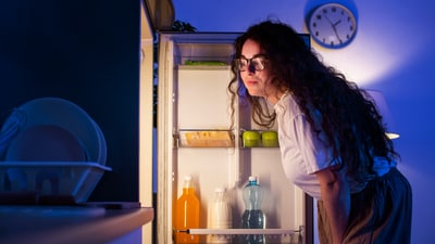 It is common to get cravings even after dinner, but the right snack choices make all the difference. (Freepik) It is common to get cravings even after dinner, but the right snack choices make all the difference. (Freepik)