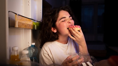 Teens frequently engage in snacking, which may not be good for their health unless done right. (Freepik) Teens frequently engage in snacking, which may not be good for their health unless done right. (Freepik)