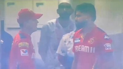 Ricky Ponting has a chat with Shreyas Iyer in PBKS dressing room after dismissal Ricky Ponting has a chat with Shreyas Iyer in PBKS dressing room after dismissal