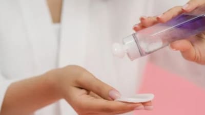 The embarrassed woman wiped off her makeup as an airport staffer scolded her. (Representational Image/Pexel) The embarrassed woman wiped off her makeup as an airport staffer scolded her. (Representational Image/Pexel)
