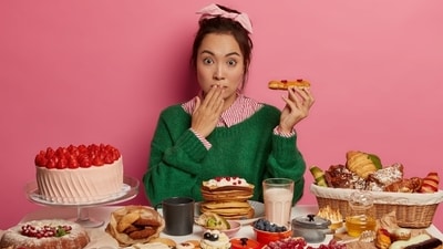 manage overeating with these habits. (Freepik) manage overeating with these habits. (Freepik)