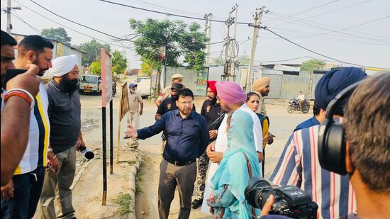 Punjab local government minister Dr Ravjot Singh, during an early morning visit to Zirakpur on Wednesday, also promised reforms to reduce traffic congestion. (HT)