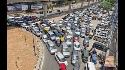 Long queues of vehicles could be seen as commuters remained stranded for hours during the roadshow. (Gurpreet Singh / HT) Long queues of vehicles could be seen as commuters remained stranded for hours during the roadshow. (Gurpreet Singh / HT)