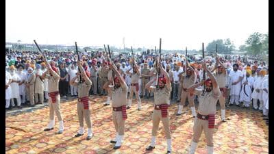 Punjab Police personnel presenting a guard of honour during veteran Akali leader Sukhdev Singh Dhindsa’s funeral at Ubhawal, village in Sangrur on Friday. (HT Photo)