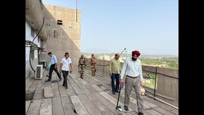 The Central Industrial Security Force (CISF), Chandigarh Police, and bomb detection and disposal teams quickly cordoned off the area surrounding the Haryana CM’s residence and the secretariat building. (HT Photo)