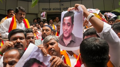 Members of Kannada Raksha Vedike stage a protest against actor Kamal Haasan for his remarks on the Kannada language, in Bengaluru, Thursday, May 29. (PTI) Members of Kannada Raksha Vedike stage a protest against actor Kamal Haasan for his remarks on the Kannada language, in Bengaluru, Thursday, May 29. (PTI)