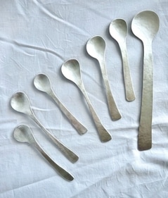 The cutlery set features a slightly curved, elongated handle and rounded beginnings. The cutlery set features a slightly curved, elongated handle and rounded beginnings.