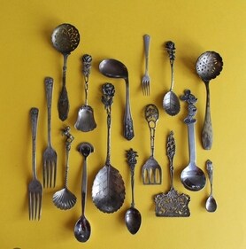 This cutlery set is an artistic collection decorated with perforated spoons This cutlery set is an artistic collection decorated with perforated spoons