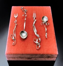 Cutlery with ribbon design Cutlery with ribbon design