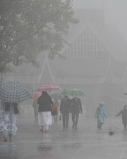 People on The Ridge during rain in Himachal on Friday. (Deepak Sansta/HT) People on The Ridge during rain in Himachal on Friday. (Deepak Sansta/HT)