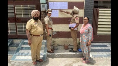 Police attaching the property of a drug peddling accused in Laxmi Nagar of Haibowal Kalan in Ludhiana on Saurday. (HT Photo)