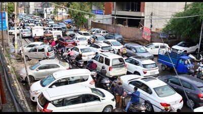 Residents claim that the NHAI had proposed using the space beneath the elevated road bridge for parking, but plan has seen little advancement. (Manish/HT) Residents claim that the NHAI had proposed using the space beneath the elevated road bridge for parking, but plan has seen little advancement. (Manish/HT)