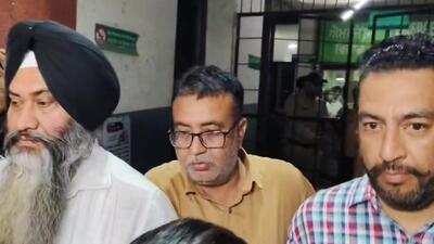 The Punjab Vigilance Bureau arrested Mahesh Makhija (centre), an aide of Aam Aadmi Party MLA Raman Arora, on Friday night. (HT Photo) The Punjab Vigilance Bureau arrested Mahesh Makhija (centre), an aide of Aam Aadmi Party MLA Raman Arora, on Friday night. (HT Photo)
