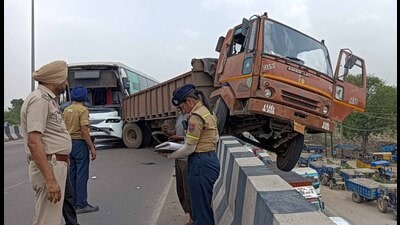 The mangled vehicles after the accident on elevated road in Khanna on Saturday. (HT Photo)