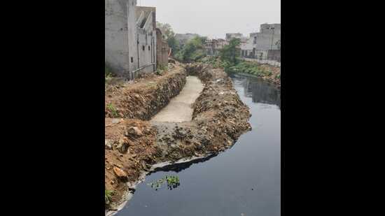 Reinforced cement concrete retaining wall over nullah. (HT Photo)