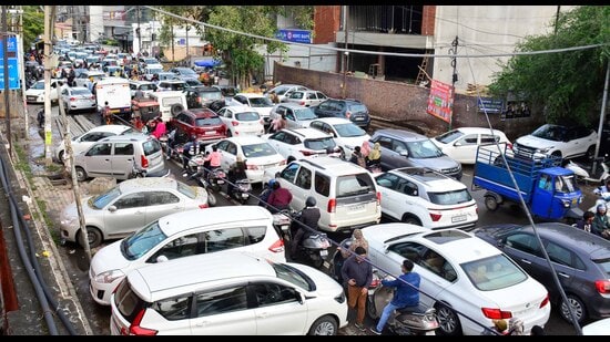 Residents claim that the NHAI had proposed using the space beneath the elevated road bridge for parking, but plan has seen little advancement. (Manish/HT)