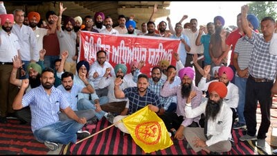 Computer teachers protesting against their unmet demands in Ludhiana on Sunday. (Manish/HT) Computer teachers protesting against their unmet demands in Ludhiana on Sunday. (Manish/HT)