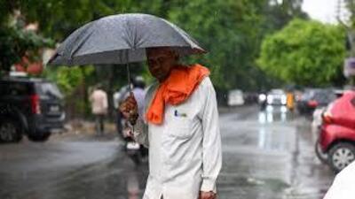 MeT office in its daily bulletin said that during last 24 hours Kashmir recorded light to moderate rain and light snow over higher reaches) at most places. (File) MeT office in its daily bulletin said that during last 24 hours Kashmir recorded light to moderate rain and light snow over higher reaches) at most places. (File)