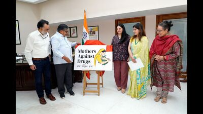 Punjab governor and UT administrator Gulab Chand Kataria unveiling the logo of ‘Mothers against drugs’ campaign at Punjab Raj Bhawan in Chandigarh on Sunday. (HT Photo)