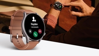 Smartwatches with leather straps are elegant. Smartwatches with leather straps are elegant.
