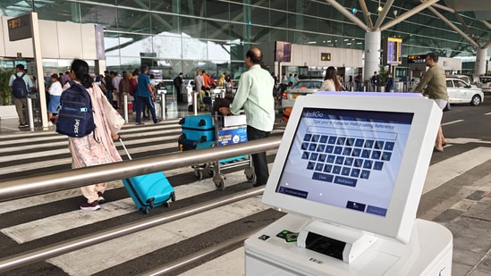 At least 4 flights coming to Delhi were diverted between 5:00pm and 5:30pm. (Vipin Kumar/Hindustan Times)