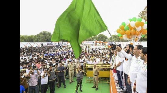 Haryana CM Nayab Singh Saini flags off a marathon themed "Ek Daud Rashtra ke Naam" in Gurugram on Sunday. (Sourced)