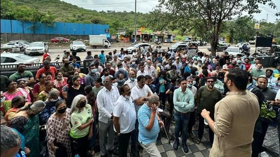 The protest was led by Sus-Baner Vikas Manch under the advice of Advocate Satya Muley, where residents including senior citizens, women and children participated. (HT PHOTO)
