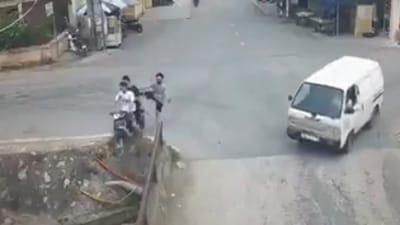 A viral video showed a man narrowly escaping a bridge accident by leaping off a crashing bike, (X/@TheFigen_)