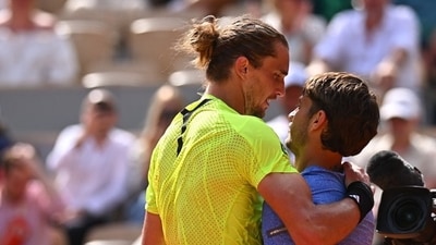 Alexander Zverev was quite sporty at the conclusion of the match against Italian sensation Flavio Cobolli, and the two players shared a pleasant moment. (X) Alexander Zverev was quite sporty at the conclusion of the match against Italian sensation Flavio Cobolli, and the two players shared a pleasant moment. (X)