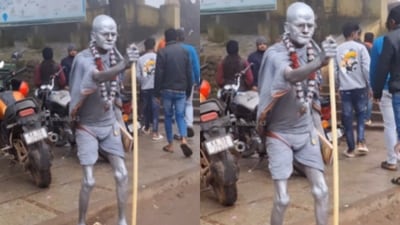 A viral video showed a man dressed as a Gandhi statue braving Nandi Hills' cold. (Instagram/ujzal.143 ) A viral video showed a man dressed as a Gandhi statue braving Nandi Hills' cold. (Instagram/ujzal.143 )