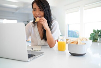Avoid eating chips or other processed foods. (Freepik)