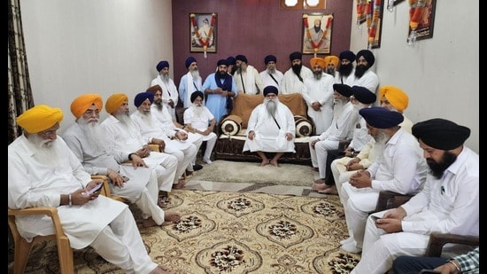 SGPC panel meeting with Damdami Taksal chief Harnam Singh Dhumma on Monday. (HT)