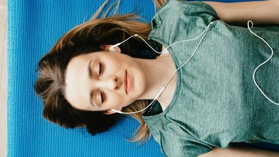 Here are five top true wireless earbuds available in India for under Rs. 1,000 with good features. (Pexels)