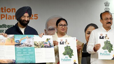 Delhi Chief Minister Rekha Gupta with Delhi Cabinet Ministers Manjinder Singh Sirsa, Ashish Sood unveil the Air Pollution Mitigation Plan 2025 (Arvind Yadav/Hindustan Times) Delhi Chief Minister Rekha Gupta with Delhi Cabinet Ministers Manjinder Singh Sirsa, Ashish Sood unveil the Air Pollution Mitigation Plan 2025 (Arvind Yadav/Hindustan Times)