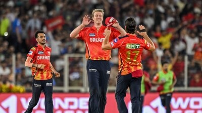 Punjab Kings' Kyle Jamieson (C) celebrates with teammates after taking the wicket of Royal Challengers Bengaluru's captain Rajat Patidar during the Indian Premier League (IPL) Twenty20 final cricket match between Royal Challengers Bengaluru and Punjab Kings at the Narendra Modi Stadium in Ahmedabad on June 3, 2025. (Photo by Arun SANKAR / AFP) / -- IMAGE RESTRICTED TO EDITORIAL USE - STRICTLY NO COMMERCIAL USE -- (AFP)