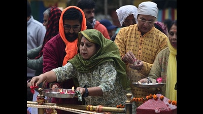 Devotees perform rituals during the annual festival in the Kheer Bhawani Temple at Tulmulla in Ganderbal on Tuesday. (Waseem Andrabi /HT) Devotees perform rituals during the annual festival in the Kheer Bhawani Temple at Tulmulla in Ganderbal on Tuesday. (Waseem Andrabi /HT)