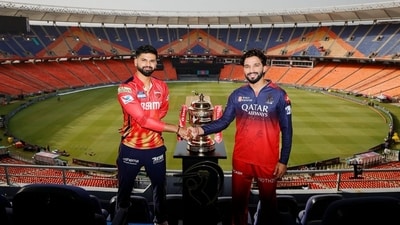 A few IPL fans claimed that the photo shoot of the two team captains who reach the final has a hidden message. (X/@rxn_13) A few IPL fans claimed that the photo shoot of the two team captains who reach the final has a hidden message. (X/@rxn_13)