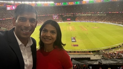 The former UK PM Rishi Sunak posed with his wife Akshata Murty at the Narendra Modi Stadium in Ahmedabad. (X/@RishiSunak)
