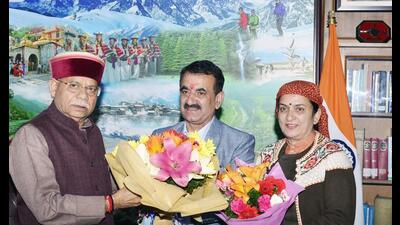 Himachal Pradesh governor Shiv Pratap Shukla meets newly appointed Himachal Pradesh University’s vice-chancellor Prof Mahavir Singh in Shimla on Tuesday. (HT photo) Himachal Pradesh governor Shiv Pratap Shukla meets newly appointed Himachal Pradesh University’s vice-chancellor Prof Mahavir Singh in Shimla on Tuesday. (HT photo)