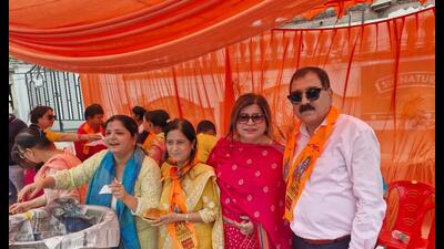Sabiha Ahmad lent a helping hand to her friend Poonam, the organiser of a bhandara at Wireless Chauraha. (HT Photo)